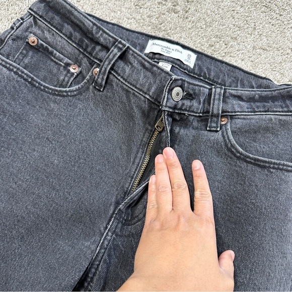 Abercrombie & Fitch Women’s The Baggy Low Rise Jeans Raw Hem in Black 25/0R - Picture 9 of 16